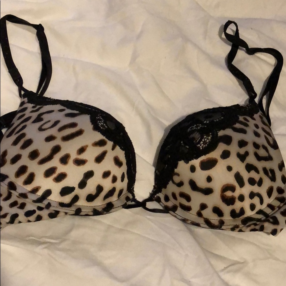 Victoria’s Secret bombshell plunge